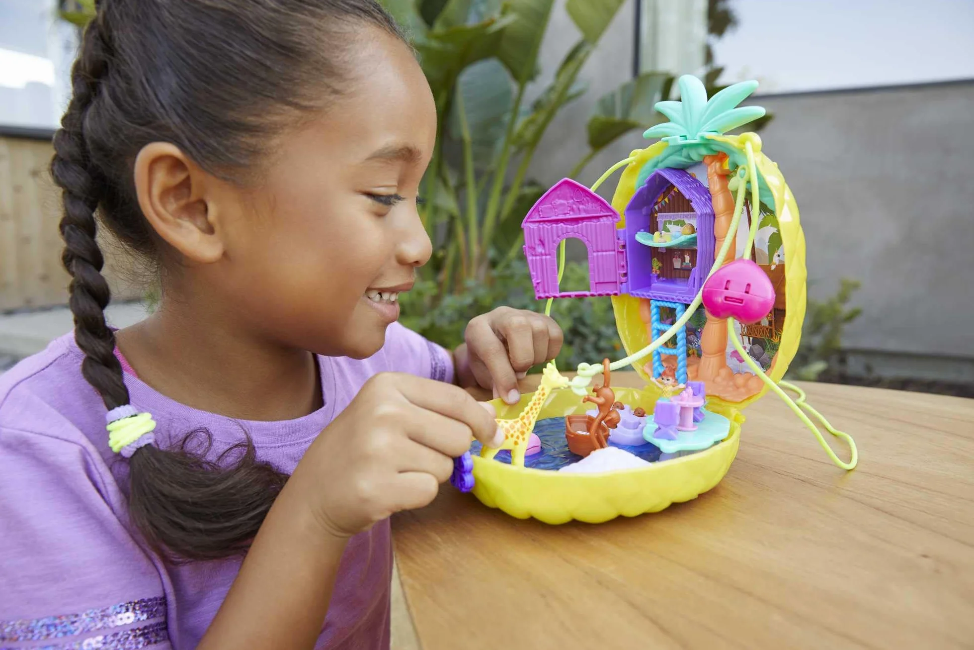 Polly Pocket Tropicool Ananas compatto borsetta da indossare con 8 simpatiche sorpresa, micro Polly e Lila, 2 accessori e foglio sticker; dai 4 anni in su, giallo, GKJ64