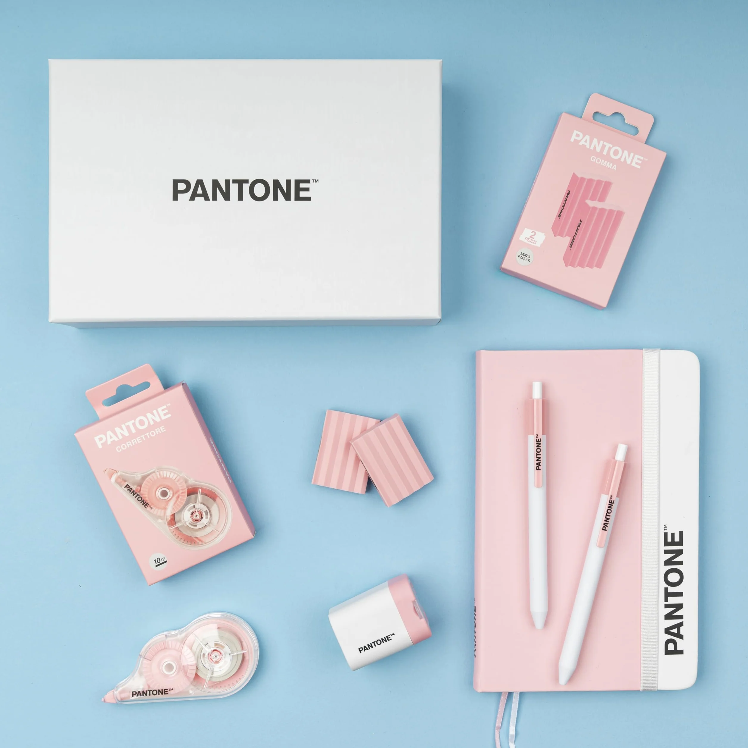 PANTONE Pastel Gift Box - Set Cancelleria con Temperino con Serbatoio, Taccuino Appunti, 2 Gomme da Cancellare, Bianchetto a Nastro 10mt e Penne Gel Nere 0.7 mm, Prodotti Cartoleria per Idee Regalo