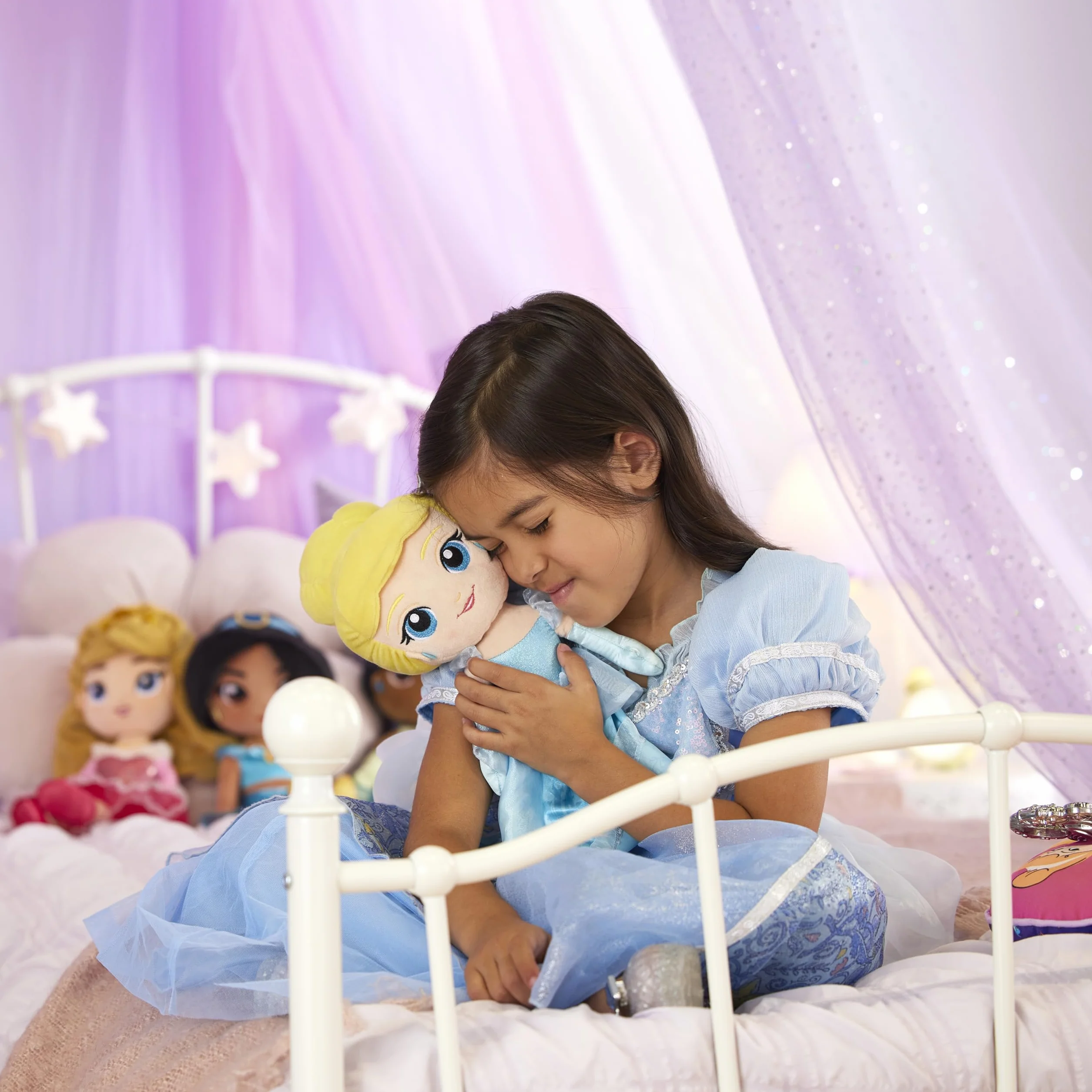 Disney Store bambola ufficiale di peluche per bambini Cenerentola, 37 cm, personaggio classico in peluche in abito iconico, dettagli ricamati e finitura morbida al tatto