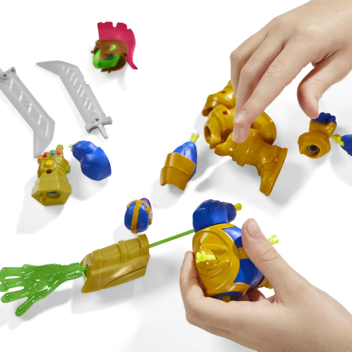 Hasbro Marvel MixMashers, Thanos, action figure deluxe e accessori degli Avengers personalizzabili da combinare e abbinare