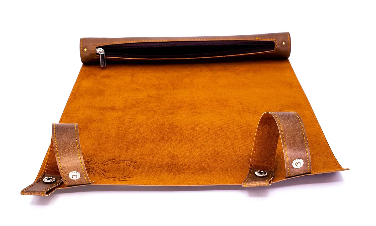 Lore - Tappetino per Scrivere su Dadi per Penna e Carta, per Giochi di Dadi Come DND, Cthulhu, DSA, Arrotolabile, Scomparto per Penna e Chiusura a Bottone (Pelle Sintetica, Marrone, Come Base a cubo)