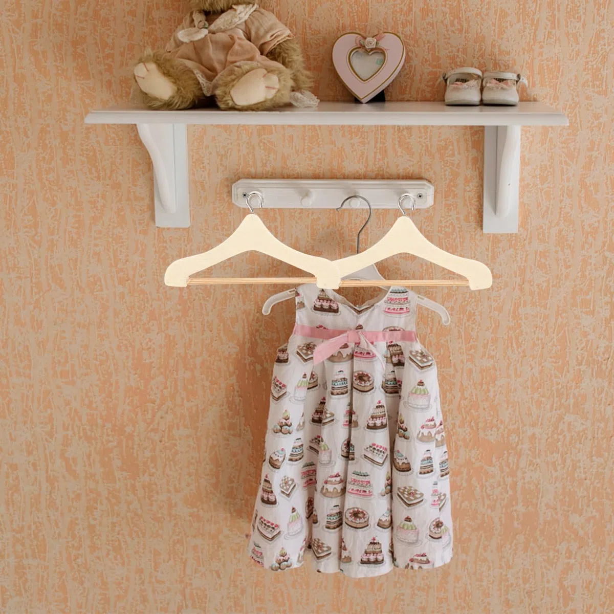 Alasum Mini appendiabiti in legno beige – Set di 20 ganci pratici con ganci in metallo per vestiti per bambole, ideali per l'uso a casa