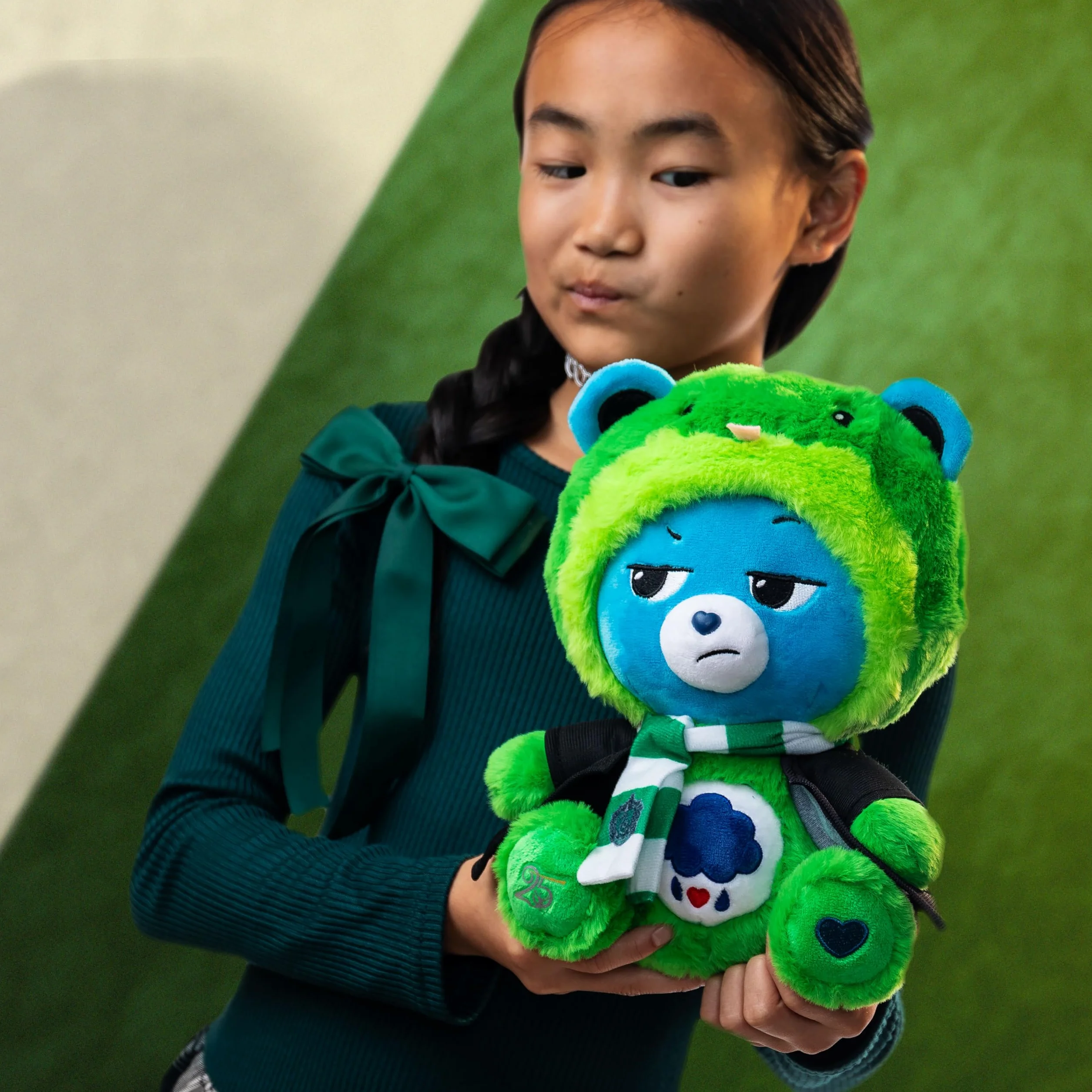 Care Bears Collab (Magic) Felpa con Cappuccio Mascot Peluche - Orso Grumpy x Serpeverde