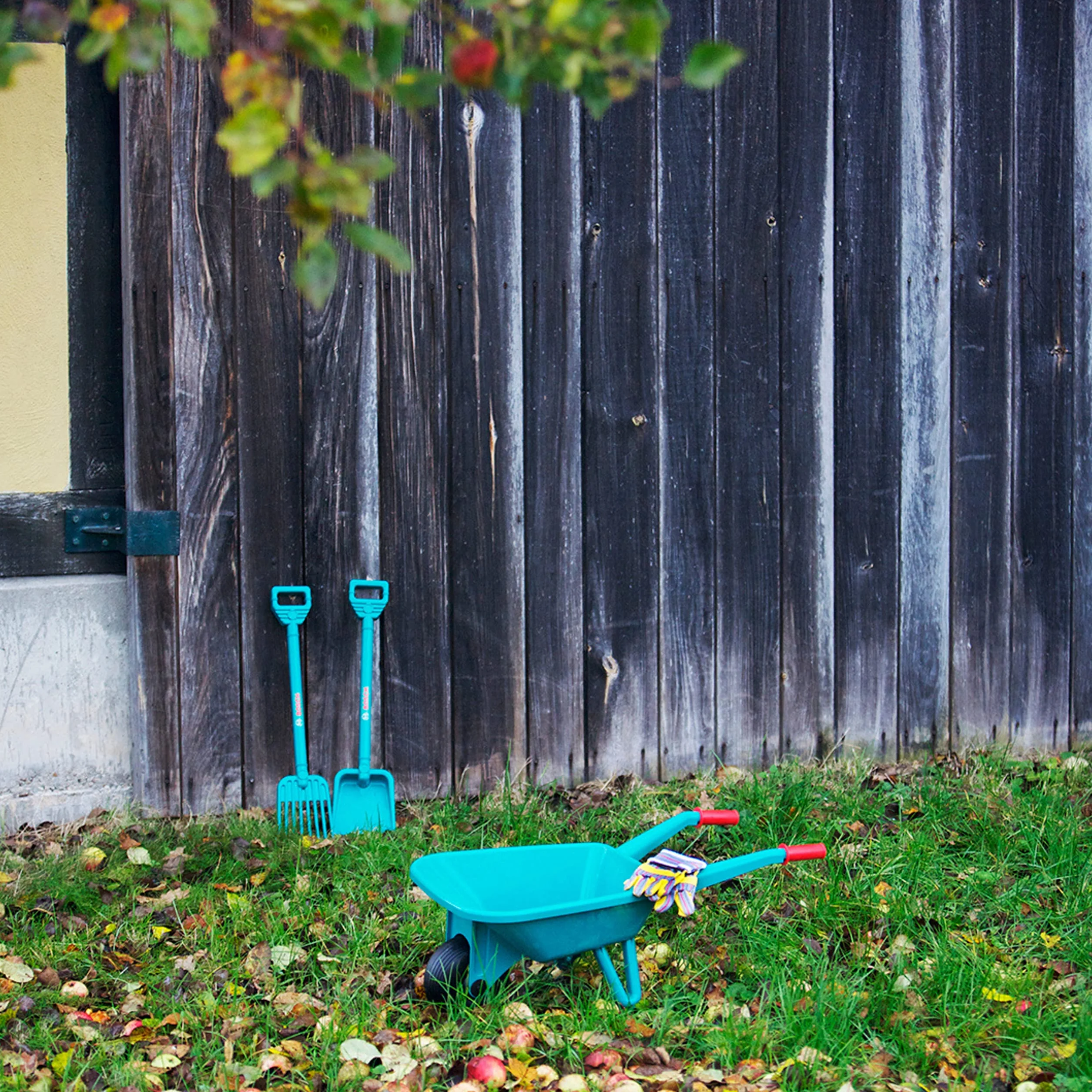 Theo Klein 2752 Set da Giardino con carriola, con Pala, rastrello e Guanti da Lavoro, Anti-UV I Giocattolo per Bambini a Partire dai 3 Anni