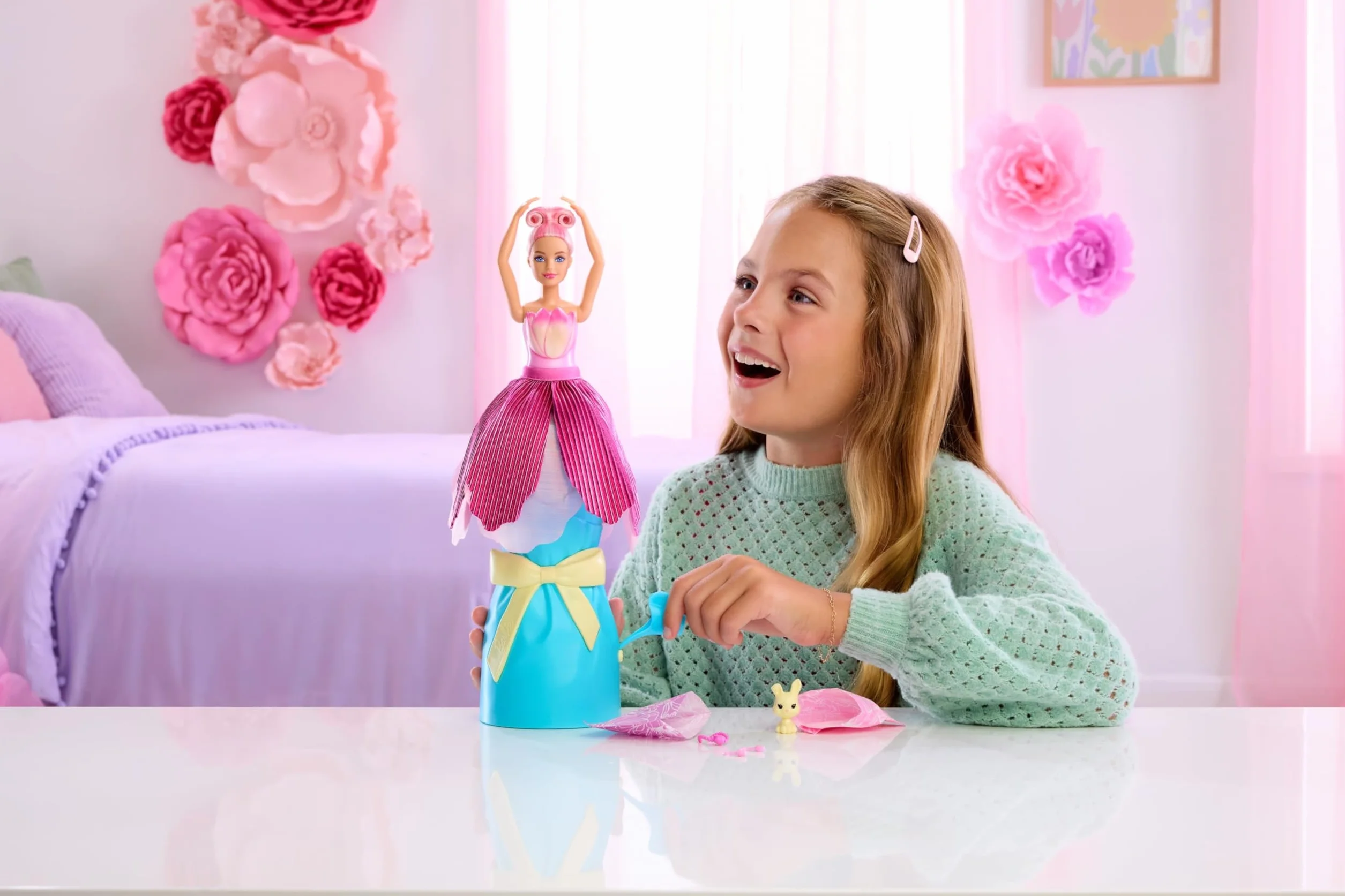 Barbie Petal Pop, bambola profumata con abito tulipano rosa e accessori, sorpresa bouquet con coniglietto e accessori come annaffiatoio, collana e orecchini, JMF57