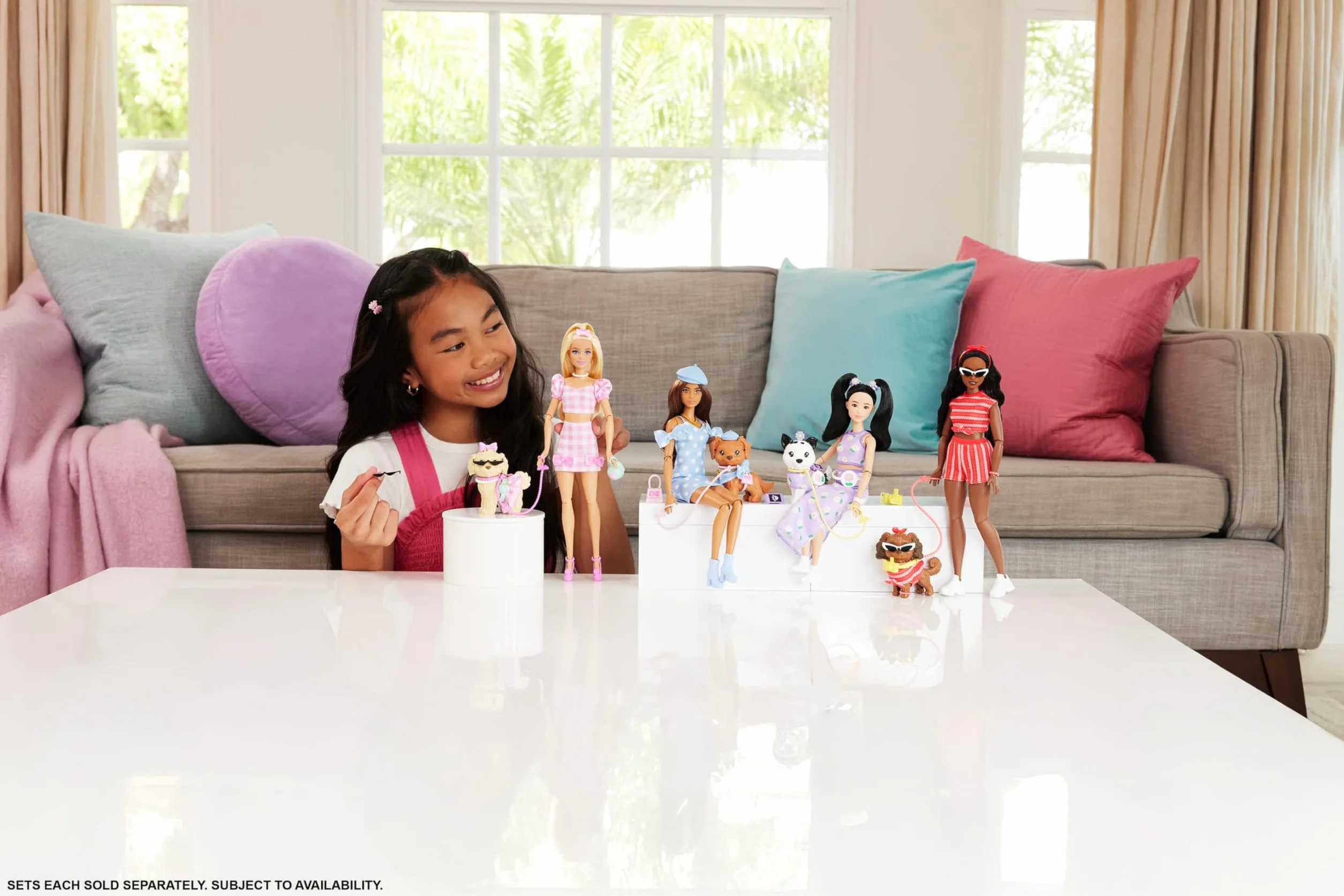 Barbie - Twinning Looks, bambola bionda e cagnolino in abiti rosa a quadretti abbinati, accessori per entrambi, occhiali da sole, collane e fiocchi, giocattolo per bambini, 3+ anni, JFP36