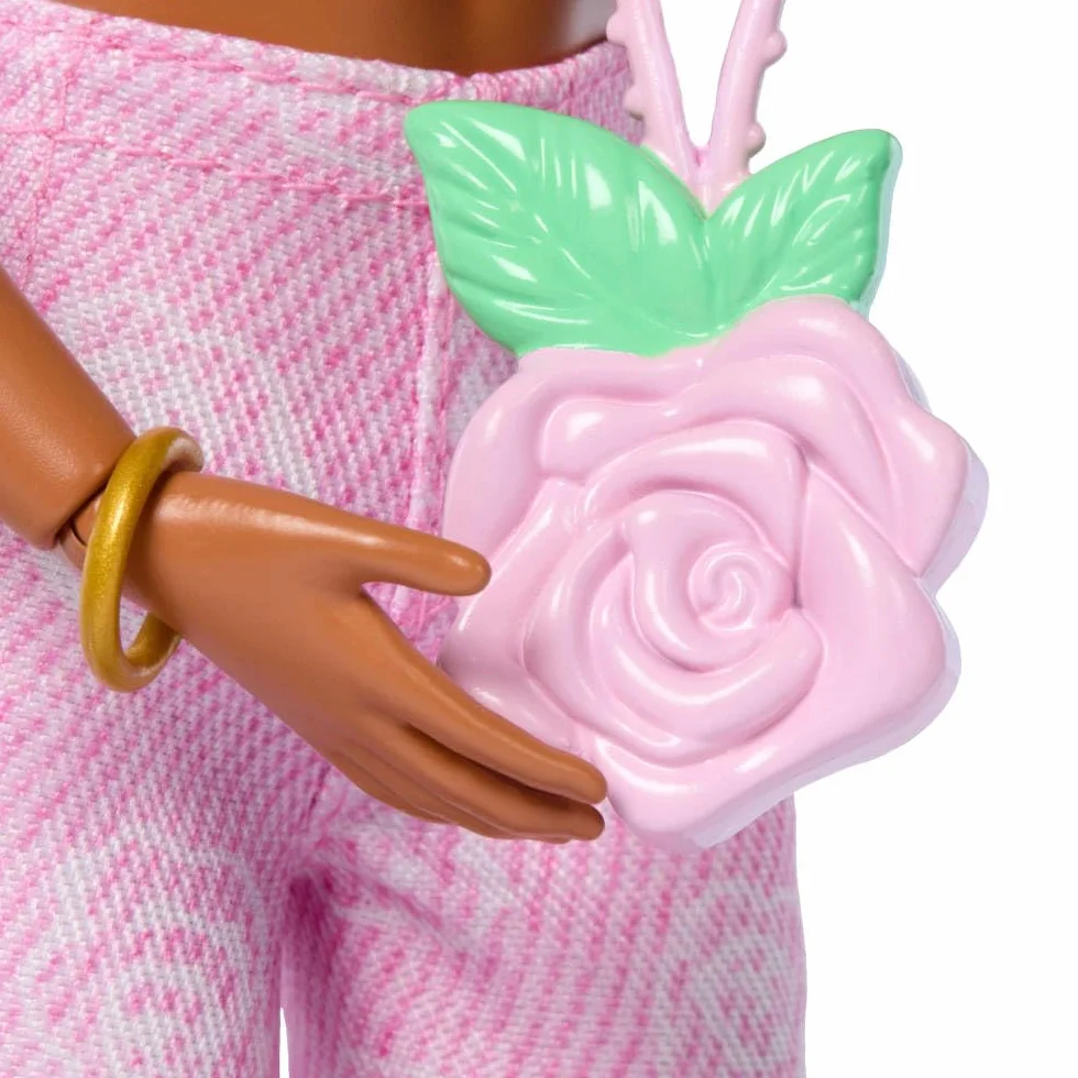 Barbie - Deluxe Style n. 12, bambola dai capelli castani mossi e top in denim rosa, jeans svasati con stampa rosa e accessori come borsa con rose e gioielli, 4+ anni, JJN72