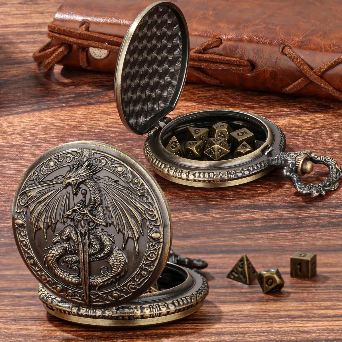 Mini Set di Dadi DND, Drago Volante Che Tiene La Spada Custodia per Orologio da Tasca, 7 pezzi in Metallo Poliedrico Set di Dadi D&D, Regali di D&D con Sacchetto Regalo, Accessori per Giochi di Ruolo