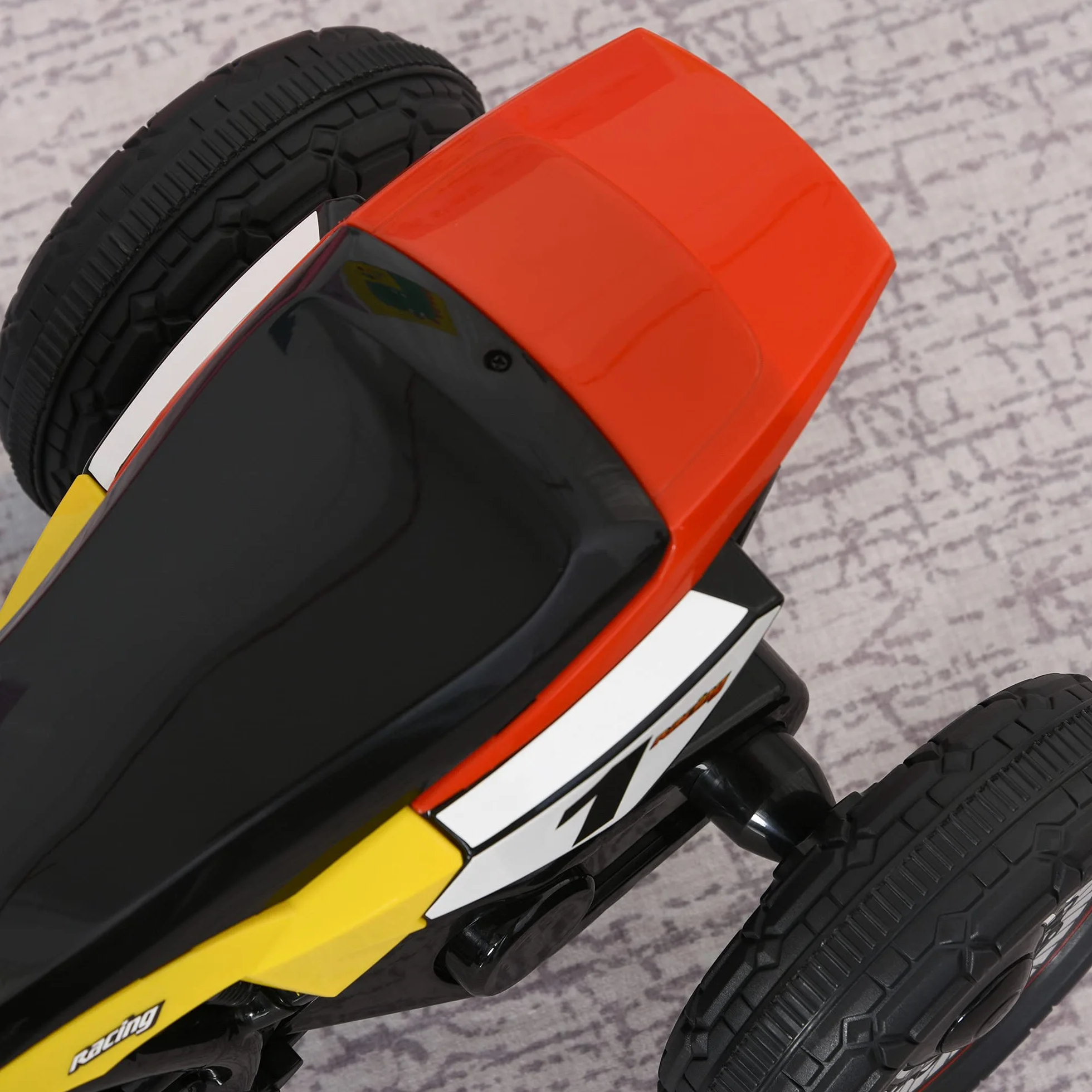 HOMCOM Triciclo per Bambini Stile Moto a Pedali con Luci e Suoni, 3 Ruote Larghe, Età 18-36 Mesi, 71x40x51cm, Rosso