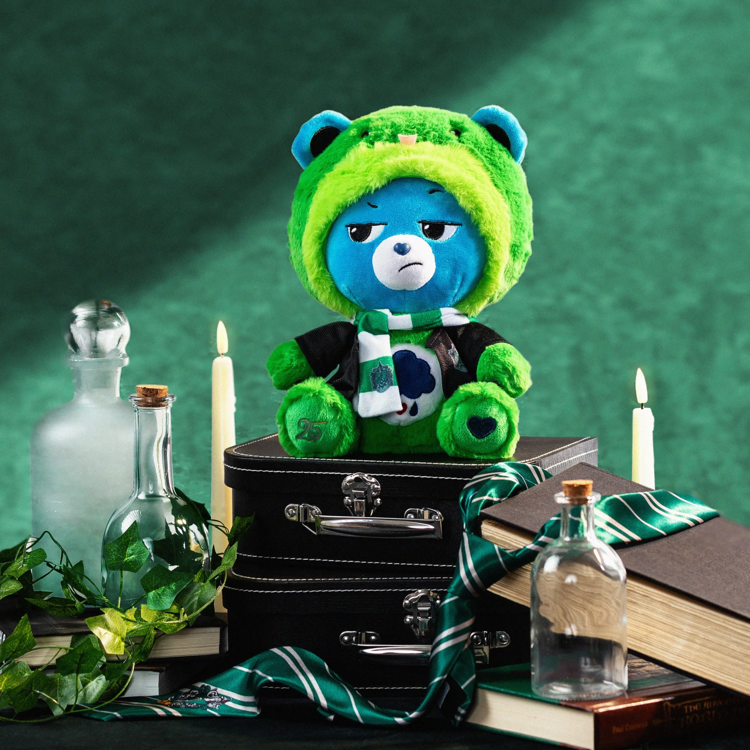 Care Bears Collab (Magic) Felpa con Cappuccio Mascot Peluche - Orso Grumpy x Serpeverde
