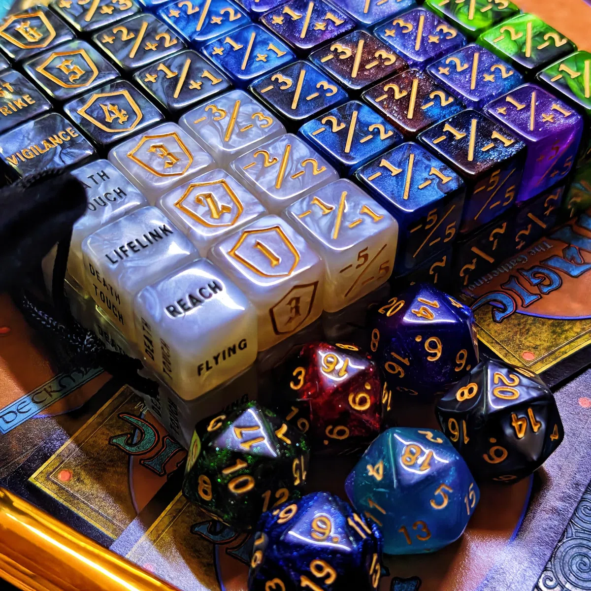 90 PCS MTG Contatori di Dadi - Contatore di Parole Abilità, -1/+1 Life Counter, Shield Life Counter Dice, Marble Colour D6 Dice Dice, per MTG, Giochi di Carte