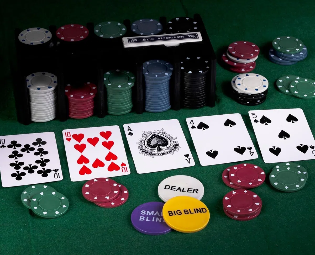 Set da Poker per Gioco di Poker. Mazzo di Carte Resistente e Valigetta Poker. Diventa il Maestro del Caso con questo Set Poker di Lusso. Eleganza in Ogni Carta e Dominio in Ogni Scommessa.