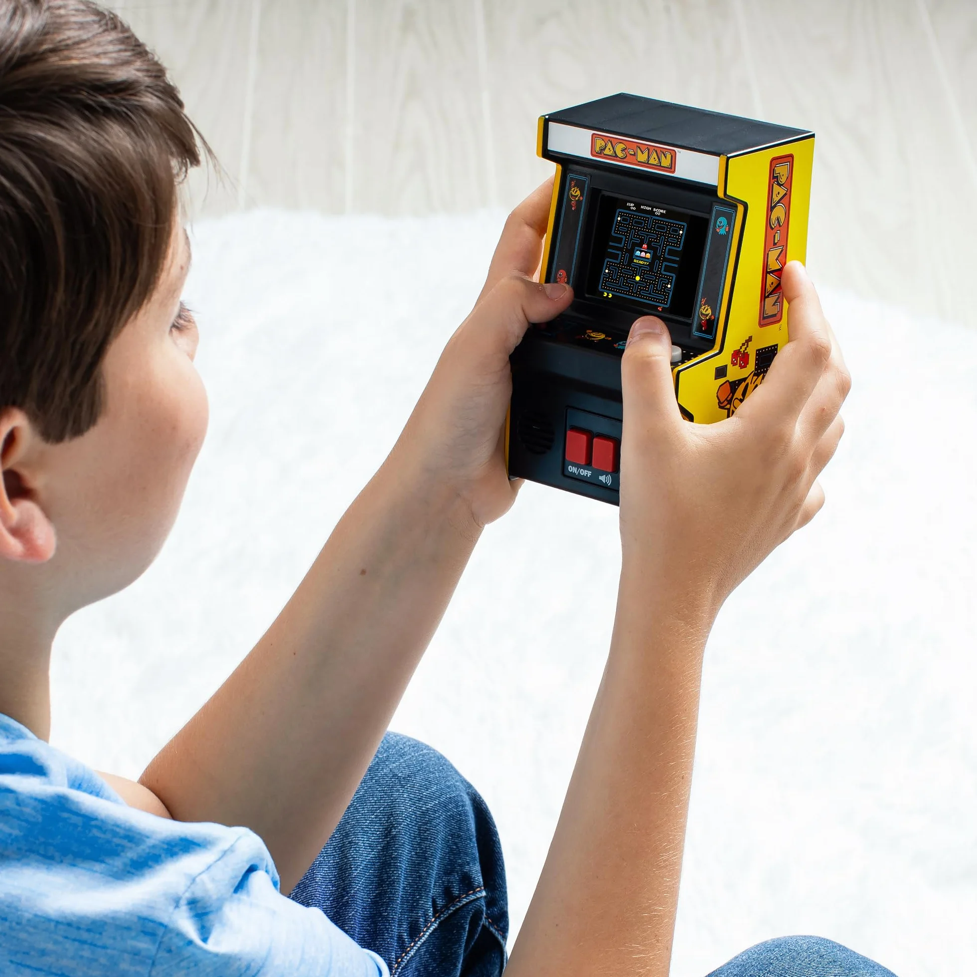 Macchina Arcade Mini Pac-Man™ di Basic Fun, Giocattolo Elettronico Retrò Classico con Nuovo Schermo a Colori TFT, Replica Autentica in Miniatura, Perfetto per Tutte le Età