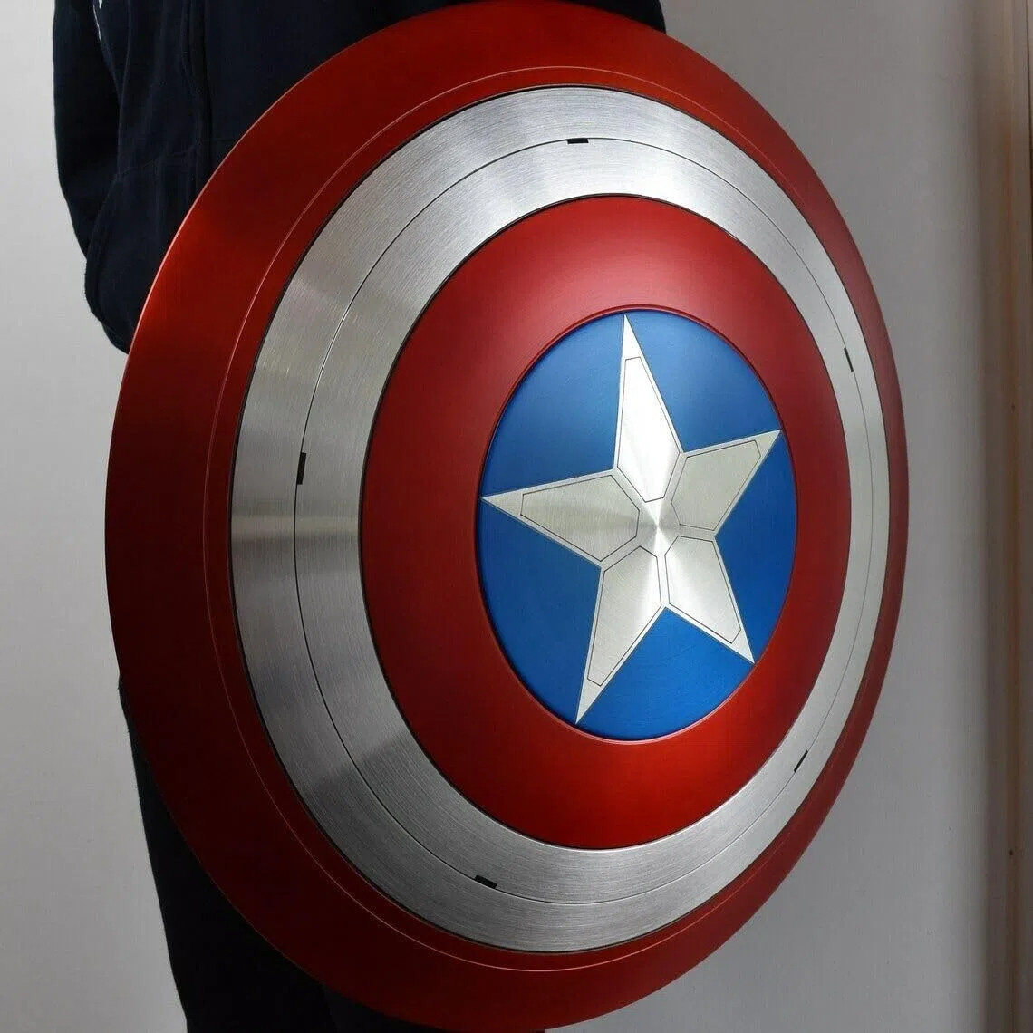 Captain Shield America - Scudo rotondo in metallo, acciaio dolce con impugnatura in pelle, decorazione da parete per giochi di ruolo cosplay, regalo di Natale e Ringraziamento