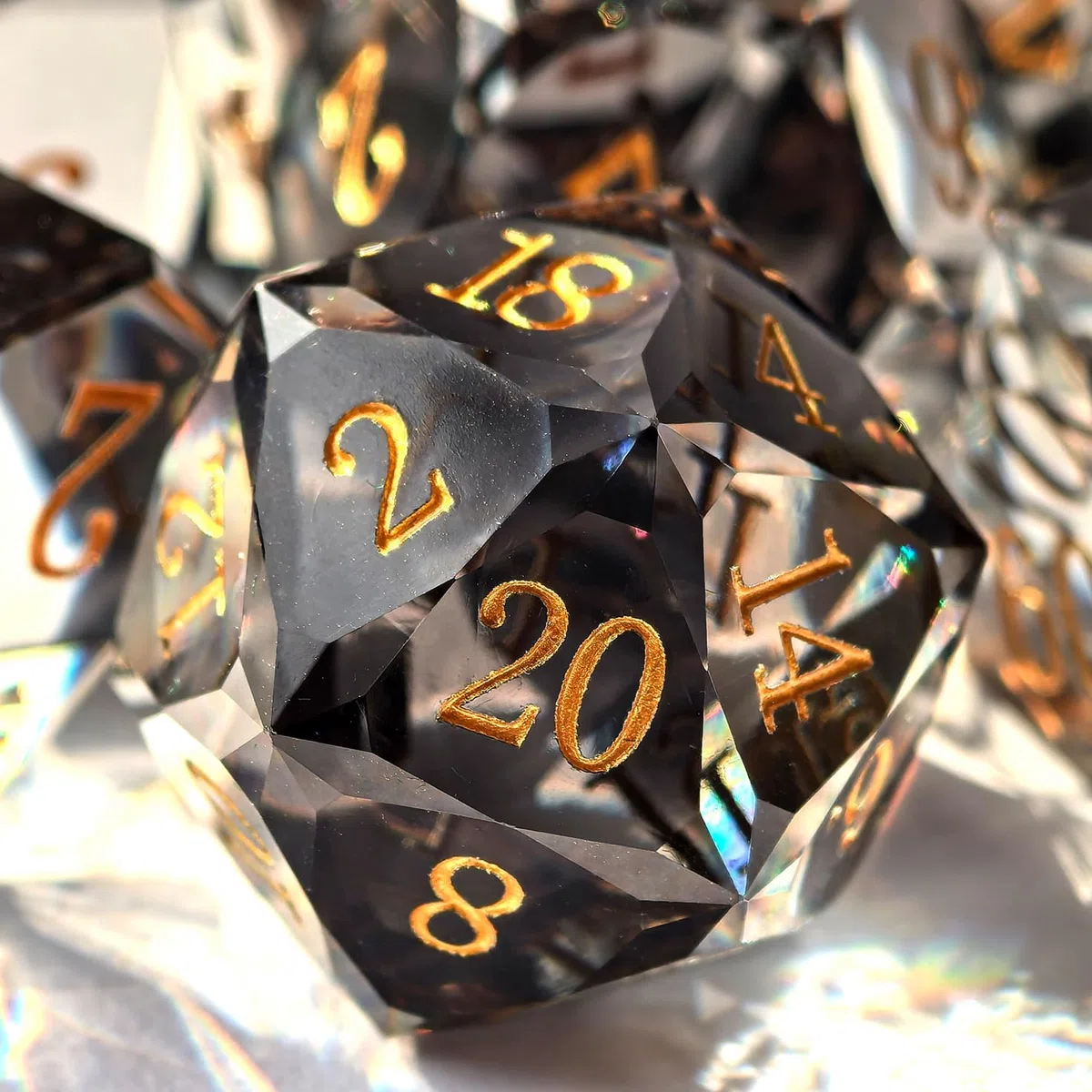 Set di 7 dadi poliedrici sfaccettati in cristallo, per DND, giochi da tavolo e collezionisti, confezione in scatola di latta, effetto pietra preziosa (fumo)
