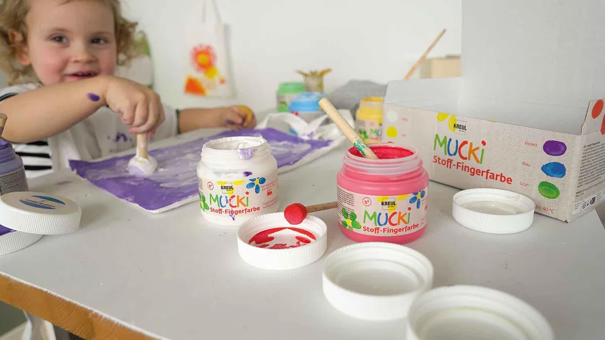 KREUL 28420, Mucki Colori per Dita Tessili, 6 x 150 ml bianco, giallo, rosso, verde, blu, viola, colori brillanti a base d’acqua per bambini da 2 anni