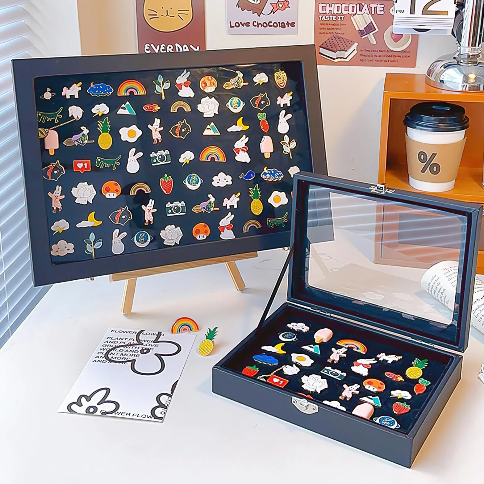 Vetrina in velluto nero,Vetrina della collezione Pin con stoccaggio in ordine trasparente per spille da bavero in velluto con supporto in legno e chiusure in ferro per
