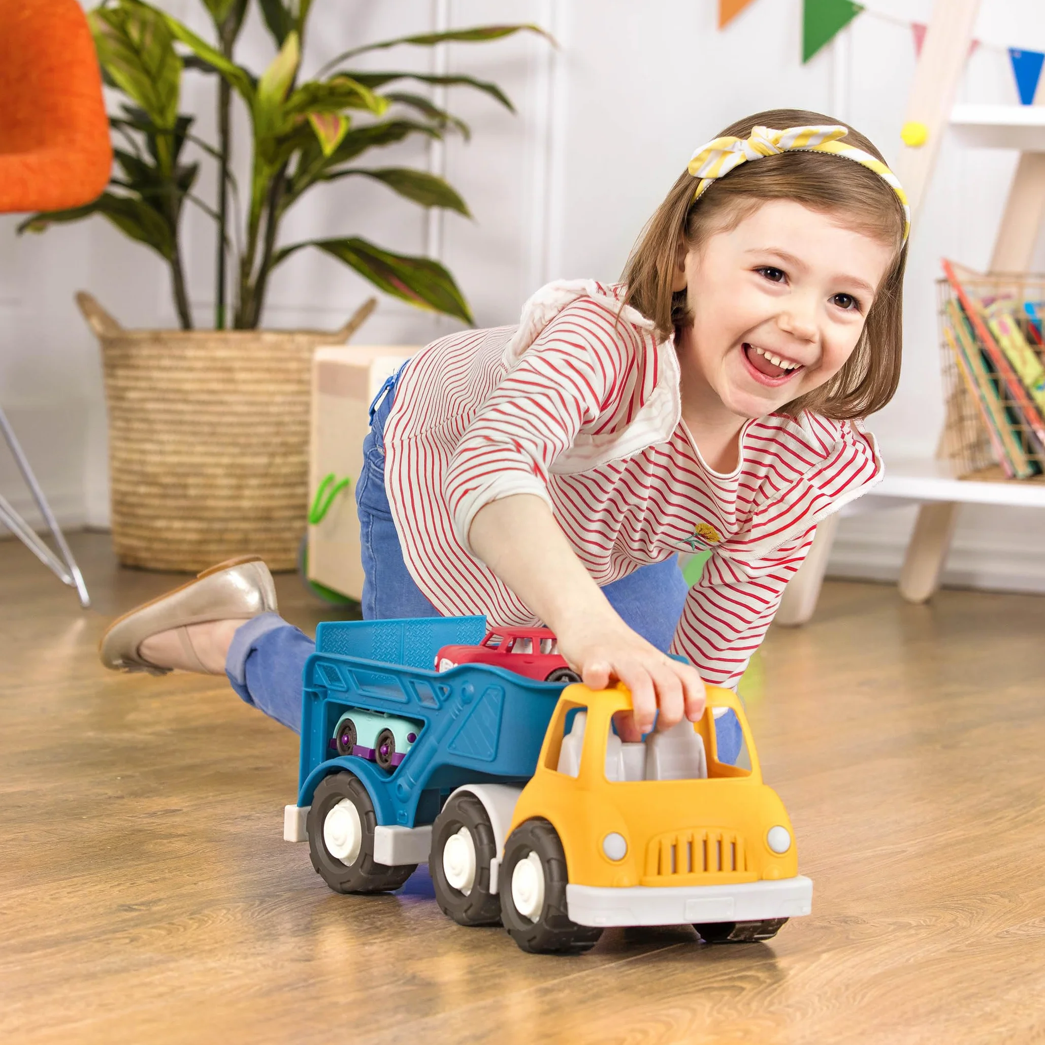 Battat - Camion trasportatore Giocattolo e 2 Auto Giocattolo - Gioco di finzione - 12 Mesi +