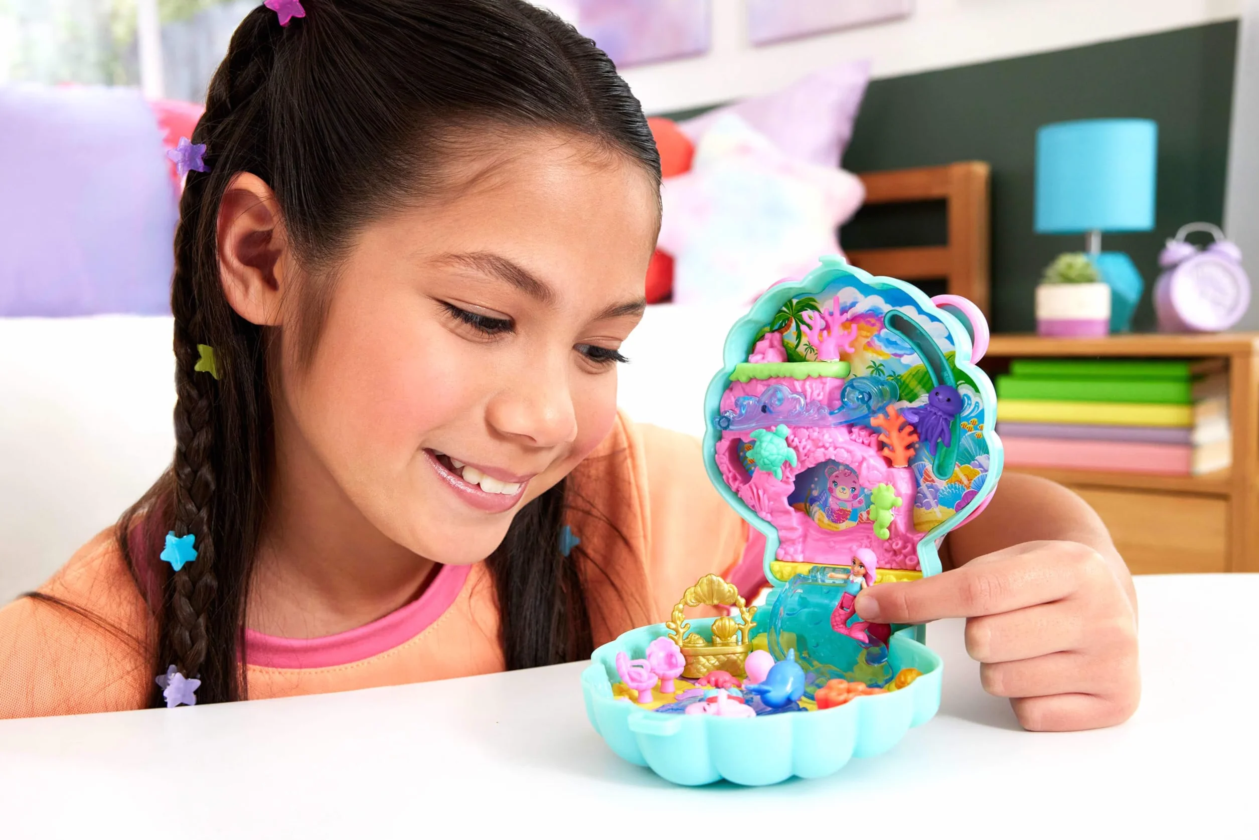 Polly Pocket - Cofanetto Magici Glitter, set portatile a forma di conchiglia con una microbambola sirena, cuccioli marini e 11 accessori a tema inclusi, giocattolo per bambini, 4+ anni, JCB16