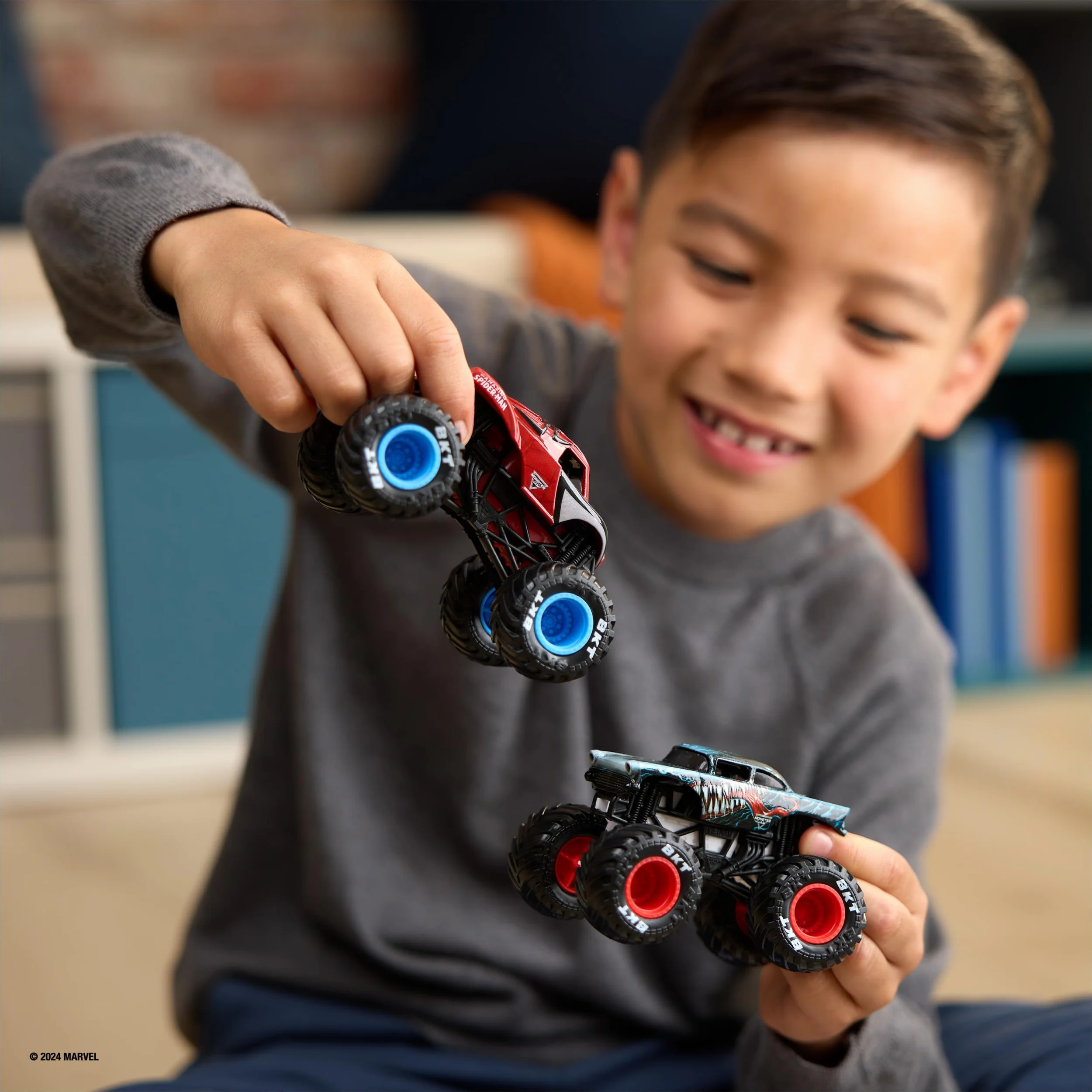 Monster Jam, Marvel Official Venom Vs. The Amazing Spider-Man Monster Truck pressofuso, scala 1:64, giocattoli per bambini per ragazzi e ragazze dai 3 anni in su