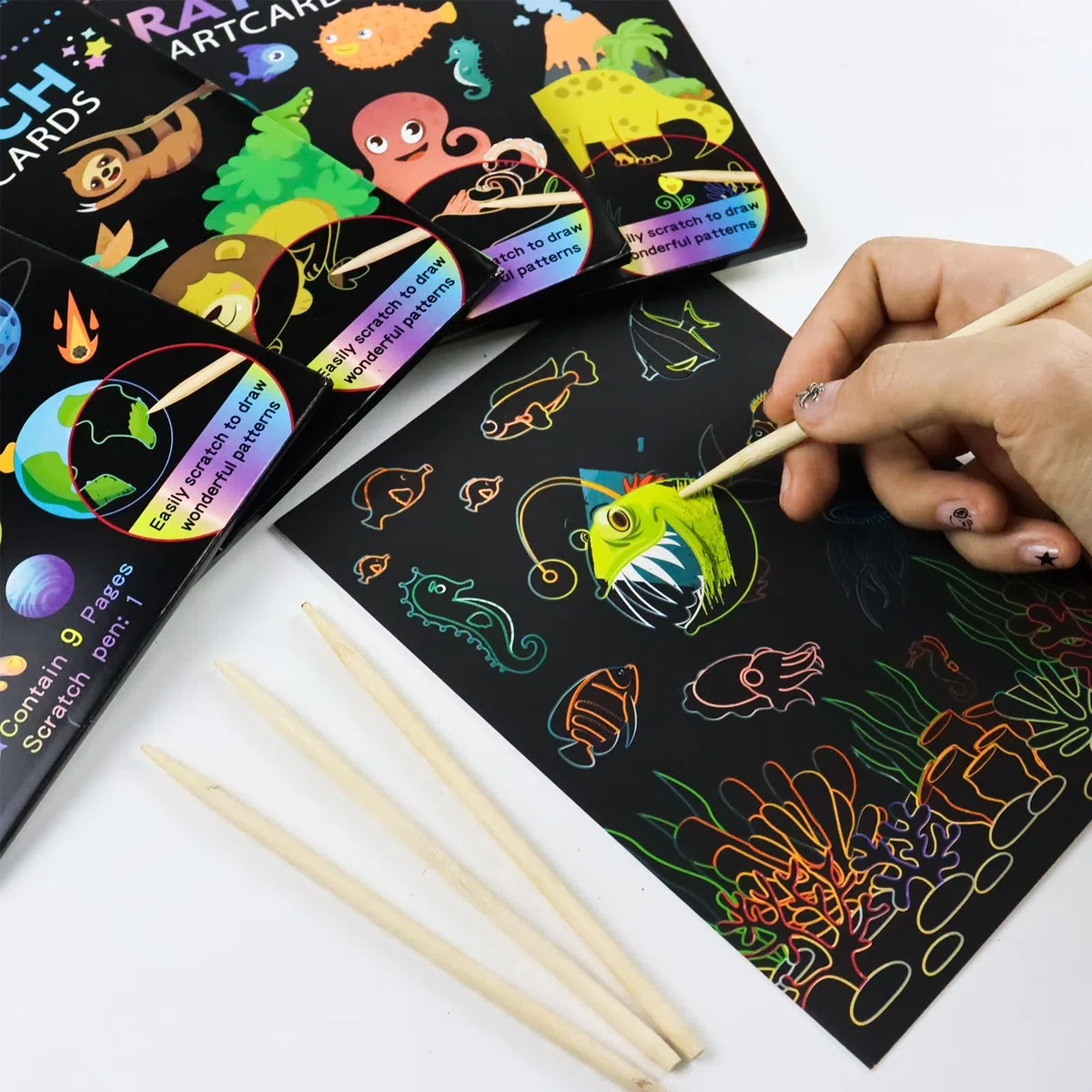 Set 4 Blocchi Disegni Grattare Per Bambini, Carta Magica Arcobaleno Grattare, Album Grattare Con Temi Dinosauri, Spazio, Oceani e Animali, Con Penna In Legno, Ideale Per Relax e Decorazione