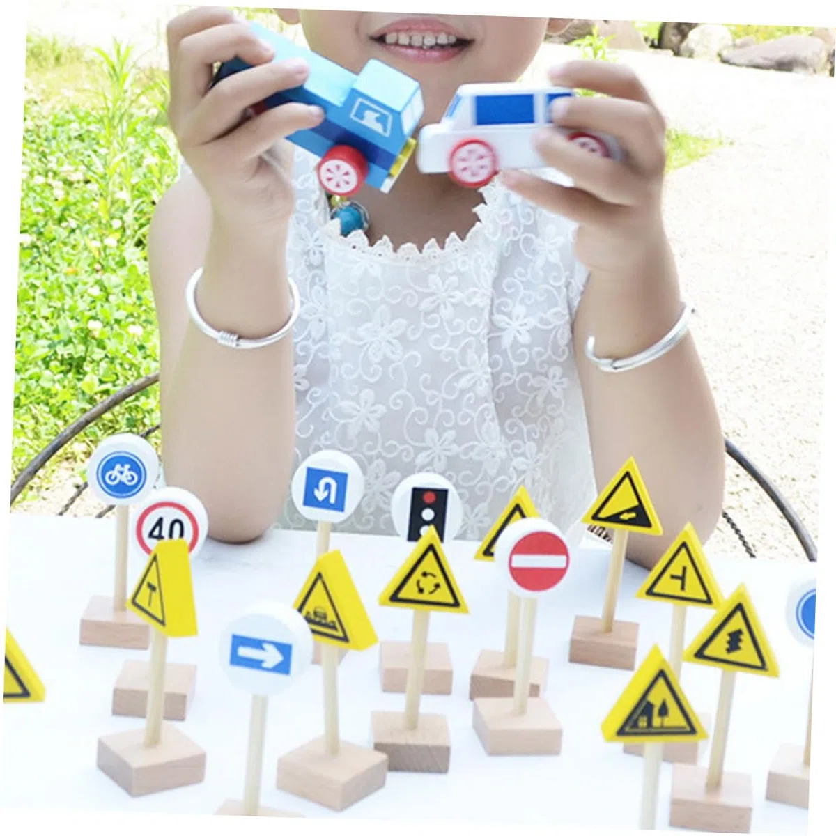 Abaodam 35 Pezzi Segnali Stradali in Legno Faggio Gioco Educativo per Bambini Playset Cartelli Stradali per Bambini per Apprendimento Traffico E Sviluppo Abilità