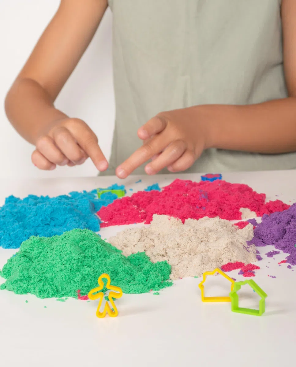 Set Sabbia Magica per Bambini 0,75 kg, Naturale Sabbia Colorata di 1kg in 5 colori: naturale, rosa, verde, blu, viola, con Formine, Regalo per Bambini (Classic)