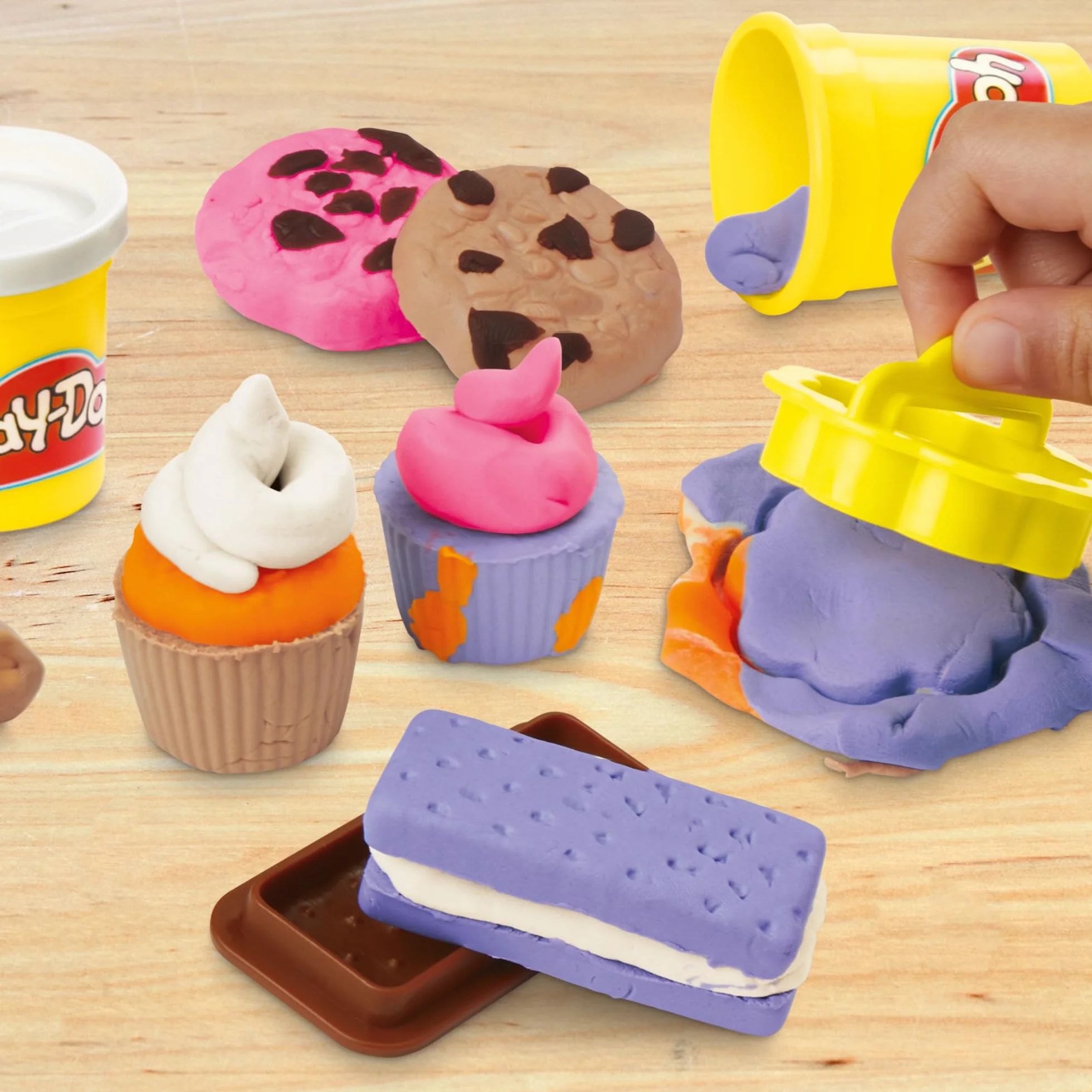 Play-Doh Hasbro, Playset Piccola Pasticceria, Arti e Mestieri Creativi per Bambini e Bambine dai 3 Anni in su, Ottima Idea Regalo, Include 6 Vasetti di Pasta Modellabile e Accessori
