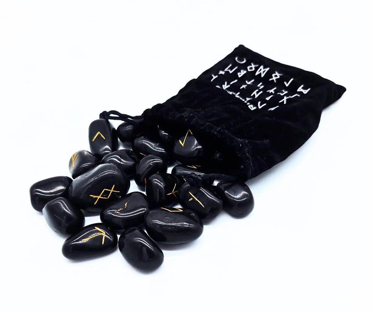 Set rune in tormalina nera – 25 gemme lucidate (circa 2 cm) con incisione dorata | Elder Futhark rune vichinghe con runa di Odin e sacchetto di velluto – esoterismo, divinazione, oracolo