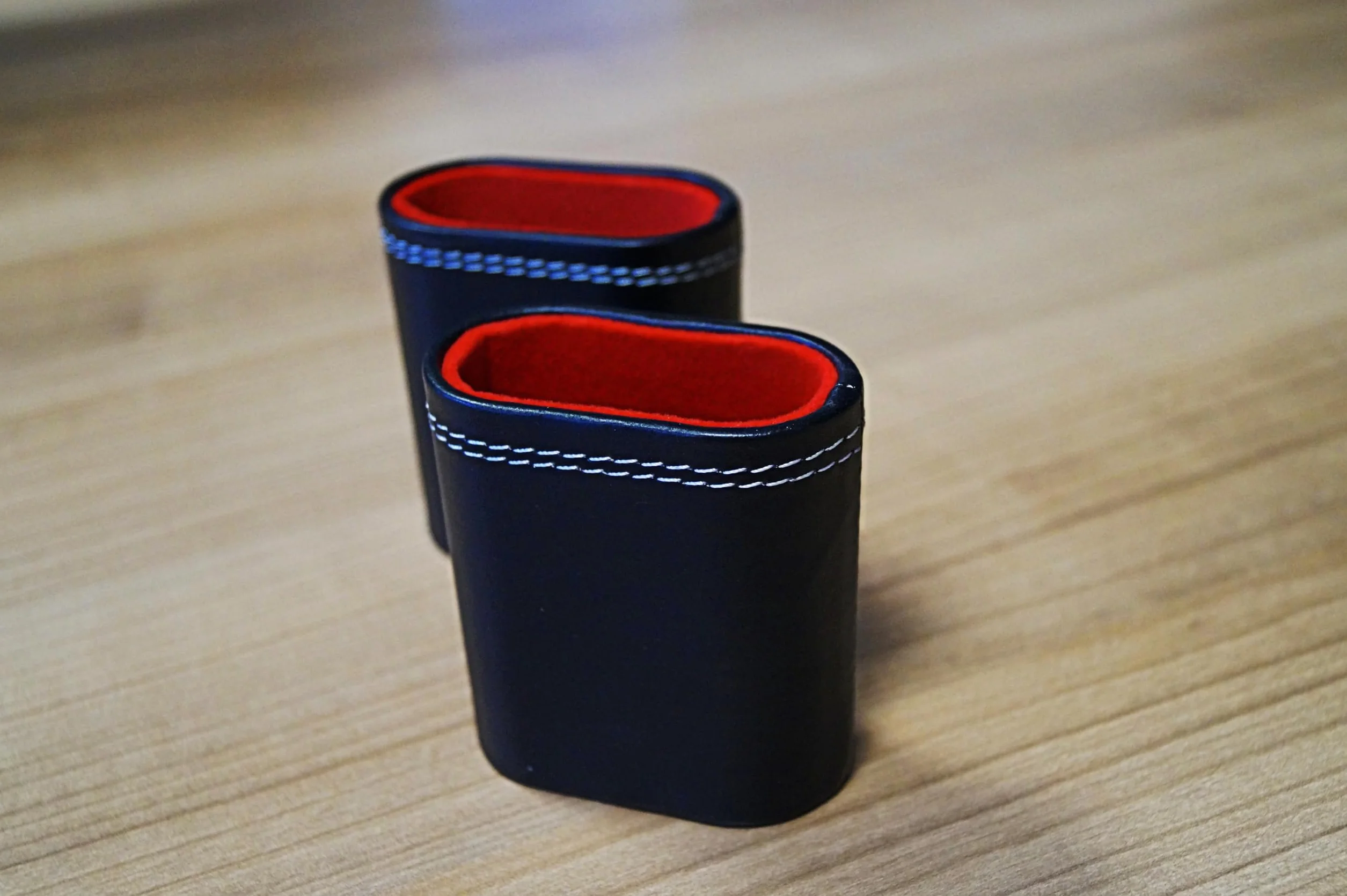 Set di 2 bicchieri cubi in ecopelle, colore nero/rosso, con rivestimento interno in feltro, per giochi a cubetti, backgammon, in feltro shaker P-16213
