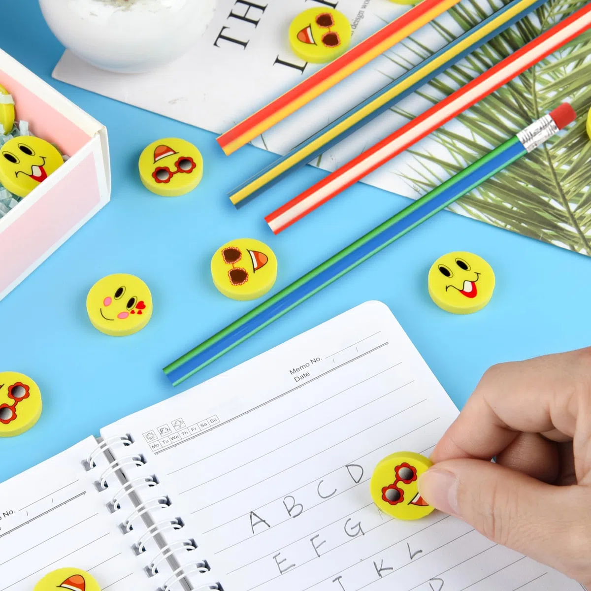 72 Pezzi Set di per riempire sacchetti regalo per feste, matite morbide e flessibili e gomme da cancellare, articoli di cancelleria divertenti per la scuola e per le feste.