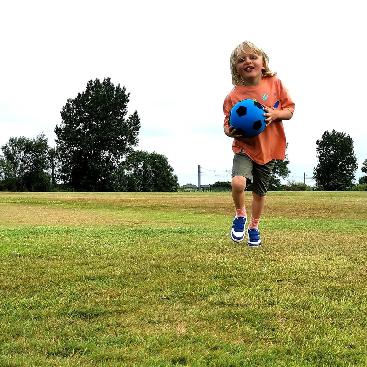 HTI Fun Sport Softball Fußball Größe 5 20cm | Indoor/Outdoor Kinder Softbälle aus Schaumstoff | Schaumstoffball Fussball für Erwachsene, Jungen und Mädchen Jeden Alters