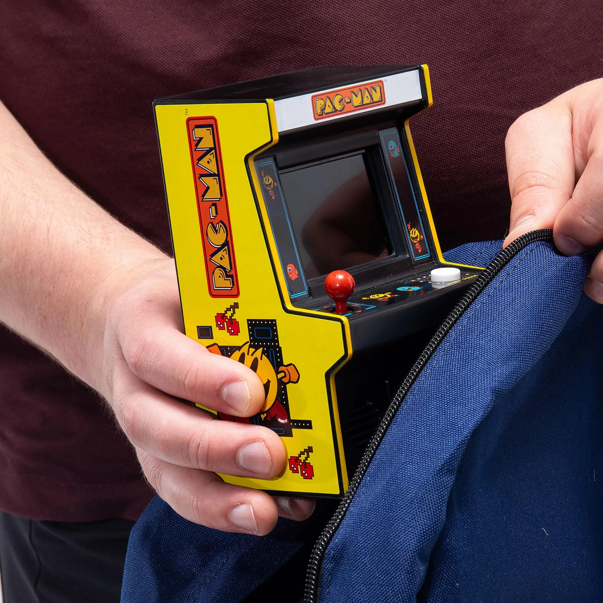 Macchina Arcade Mini Pac-Man™ di Basic Fun, Giocattolo Elettronico Retrò Classico con Nuovo Schermo a Colori TFT, Replica Autentica in Miniatura, Perfetto per Tutte le Età