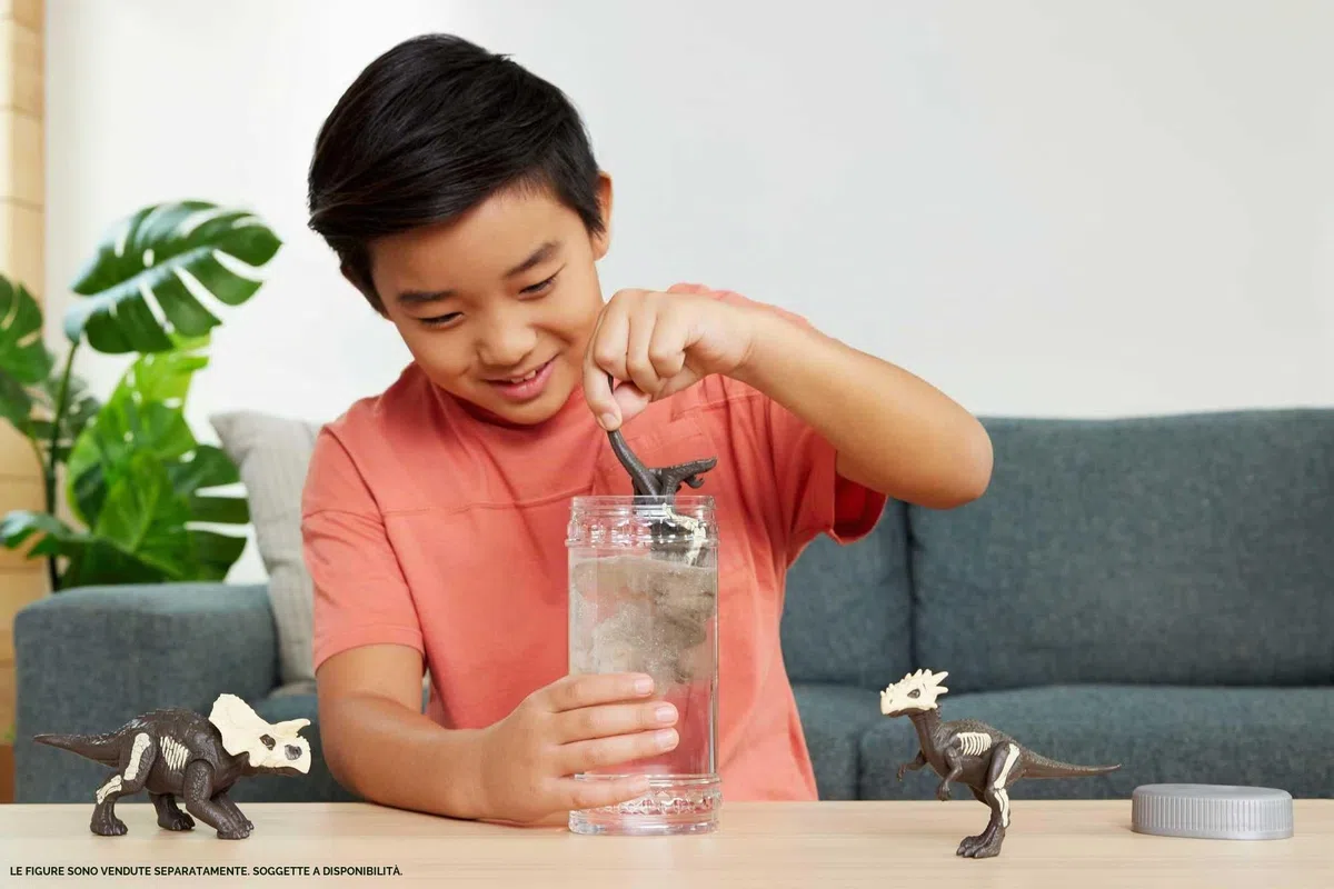 Mattel Jurassic World - Rivelazione del Dinoasuro a sorpresa, scopri il dinoasuro e immergilo in acqua calda per rivelare la decorazione completa, giocattolo per bambini, 4+ anni, JDC52