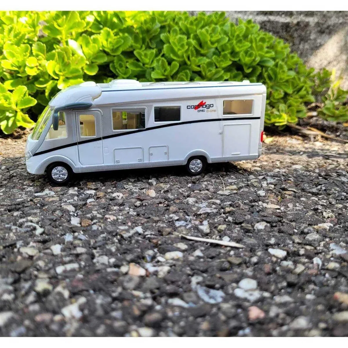 Camper giocattolo Globe Carthago, 16 cm, con luce, motore, illuminazione interna e tetto rimovibile, incluse batterie - 510008, Unisex