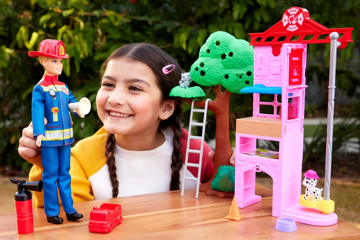 Barbie Carriere - Vigilessa del Fuoco, playset con bambola e caserma dei pompieri, include 2 cuccioli con effetto cambia colore, un albero e 10 accessori, giocattolo per bambini, 3+ anni, HRG55