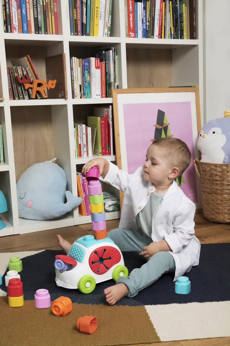 Clementoni Soft Clemmy - Touch, Move And Play Sensory Car, Bambini 6-36 Mesi, Macchinina Raccoglitore 8 Mattoncini, Gioco Prima Infanzia, Sviluppa Manualità e Percezione Tattile, Made in Italy, 17315