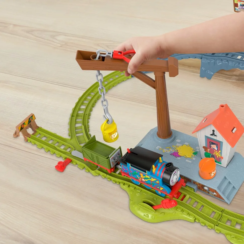 Il Trenino Thomas - Pista Avventure a Colori, playset lungo 1,5 metri con 2 taniche vernice, locomotiva Thomas a pile e Vagone Combina Guai, giocattolo per bambini, 3+ anni, HTN34