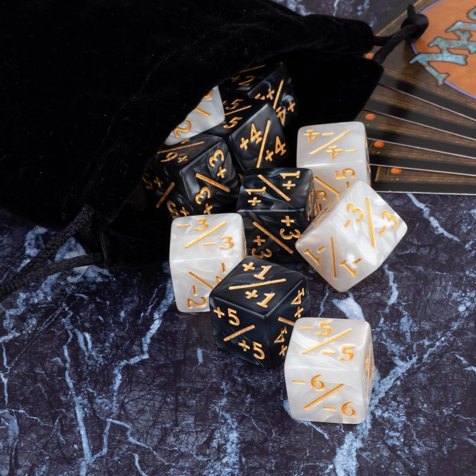 Counter Dadi 48 Pezzi Set di Dadi in Acrilico con Sacchetto di Velluto Abilità Parole Chiave Contatori per MTG TCG Accessori per Giochi di Carte per Feste Giochi
