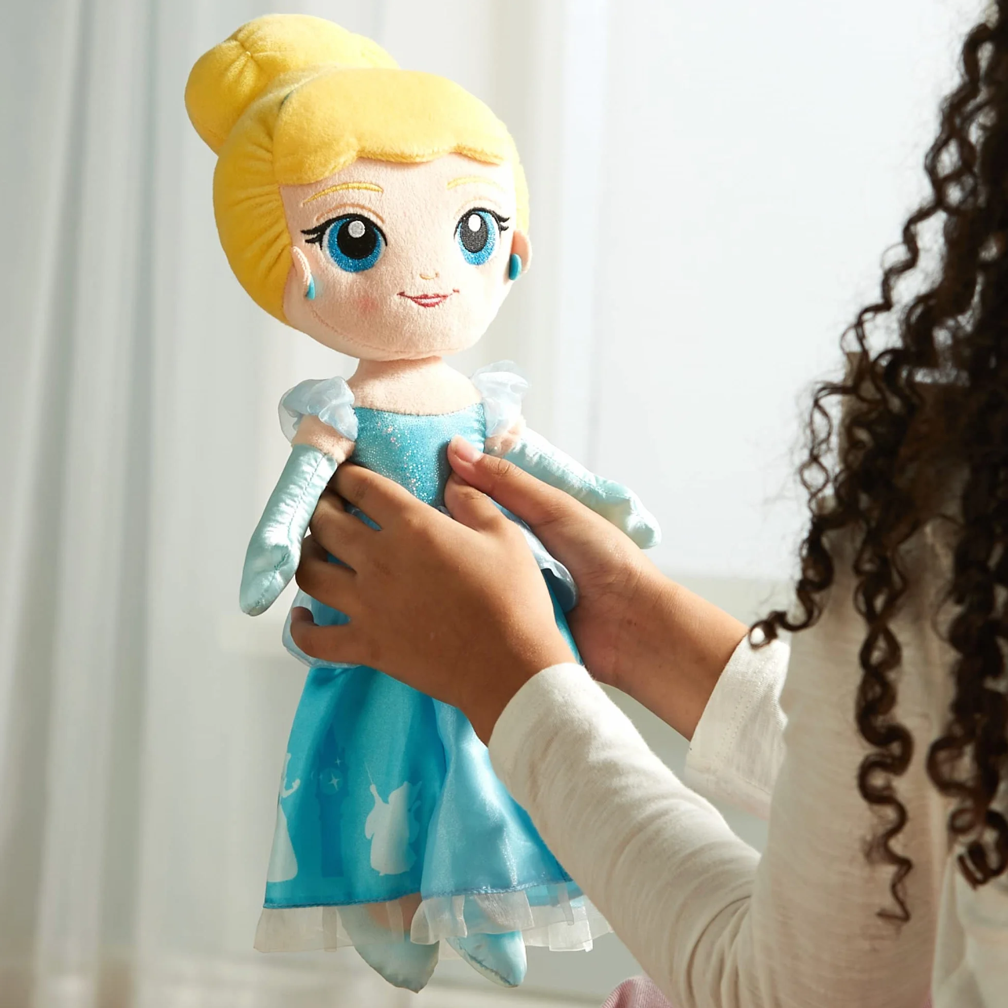 Disney Store bambola ufficiale di peluche per bambini Cenerentola, 37 cm, personaggio classico in peluche in abito iconico, dettagli ricamati e finitura morbida al tatto