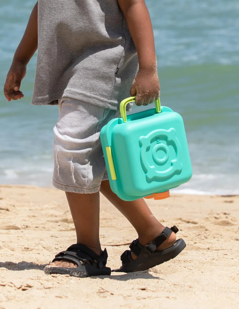 Hape Set da Cucina per Bambini da Spiaggia, 11 Accessori per Giocare al Mare