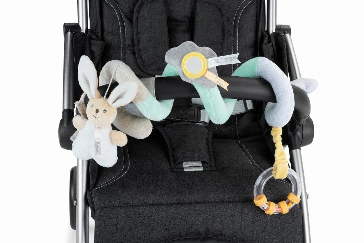 Chicco - Gioco Fune Passeggio My Sweet Doudou, in Morbido Tessuto Velour e Tessuti Diversi, con 3 attività di Gioco, Agganciabile Facilmente a Passeggino e Carrozzina, Beige, età 0 Mesi+