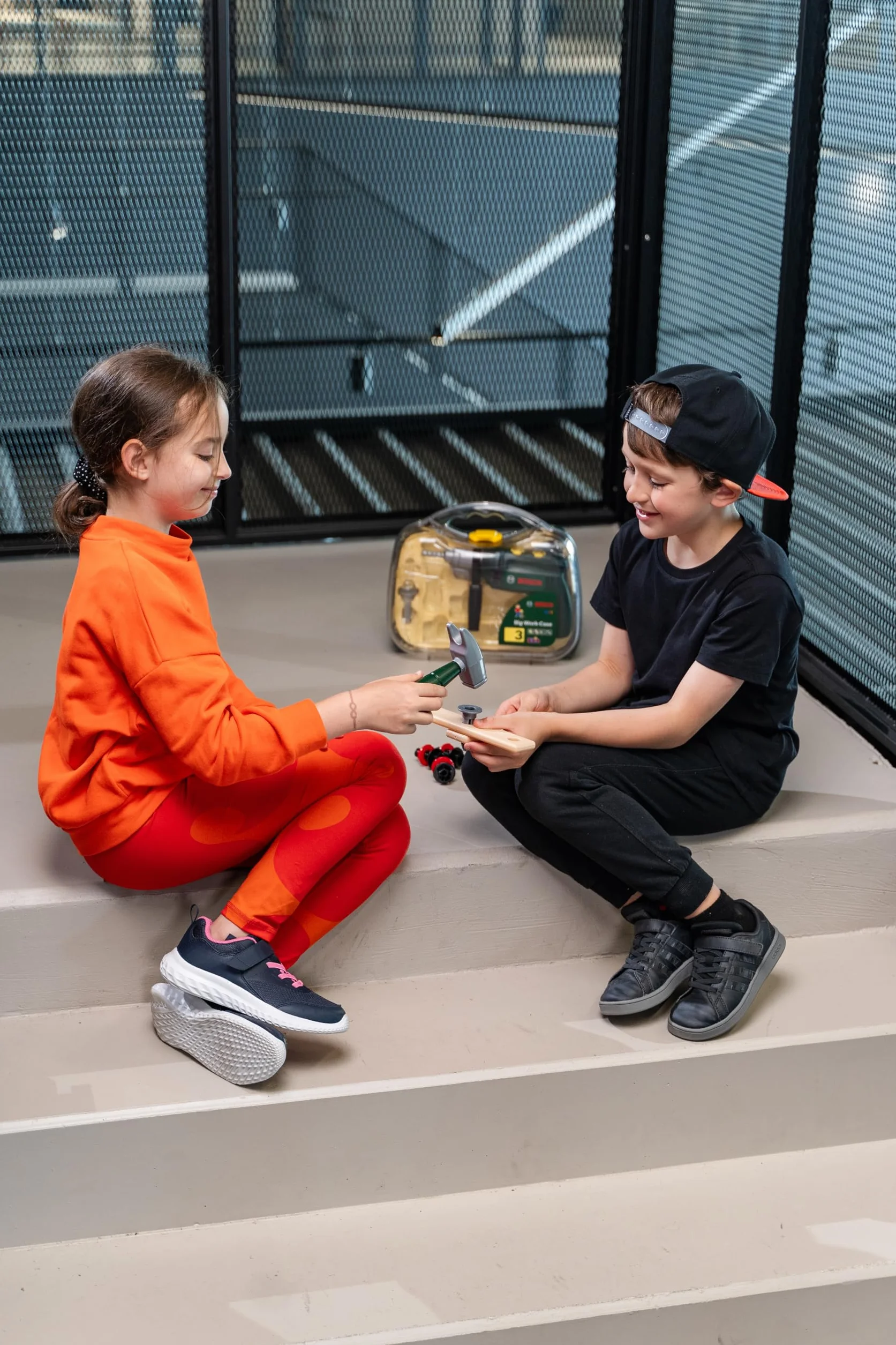 Theo Klein 8416 Valigetta degli Attrezzi Bosch, Grande, 16 Pezzi, con Attrezzi e trapano a Batterie con Luce e Suono, Giocattoli per Bambini dai 3 Anni in su