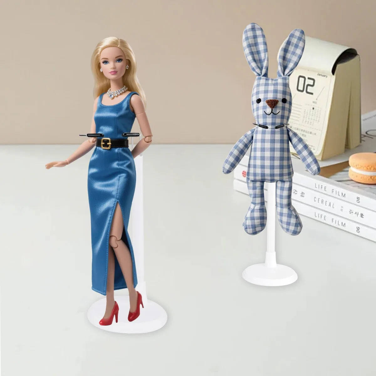 4 Pezzi Supporto per Bambola Regolabile, Supporti Espositore per Bambole Supporto per Bambolei, Bia Nco Supporto per Action Figure Stand Espositore per Bambola Orsacchiotto Ultraman (20-28cm, Bianco)