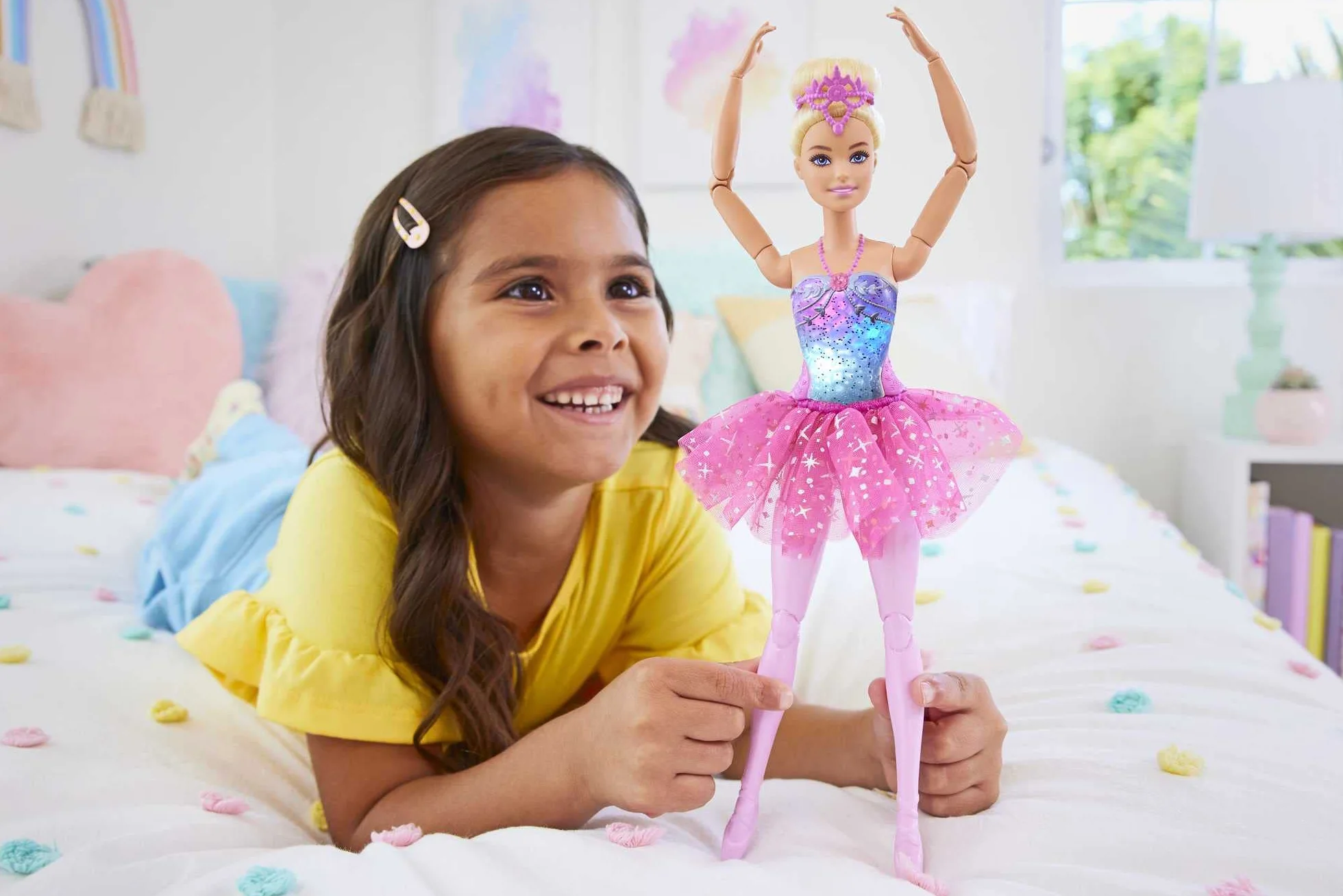 Barbie Dreamtopia Luci Scintillanti - Bambola Ballerina Magica dai Capelli Biondi, con Coroncina e Tutù Rosa, Giocattolo per Bambini 3+ Anni, HLC25
