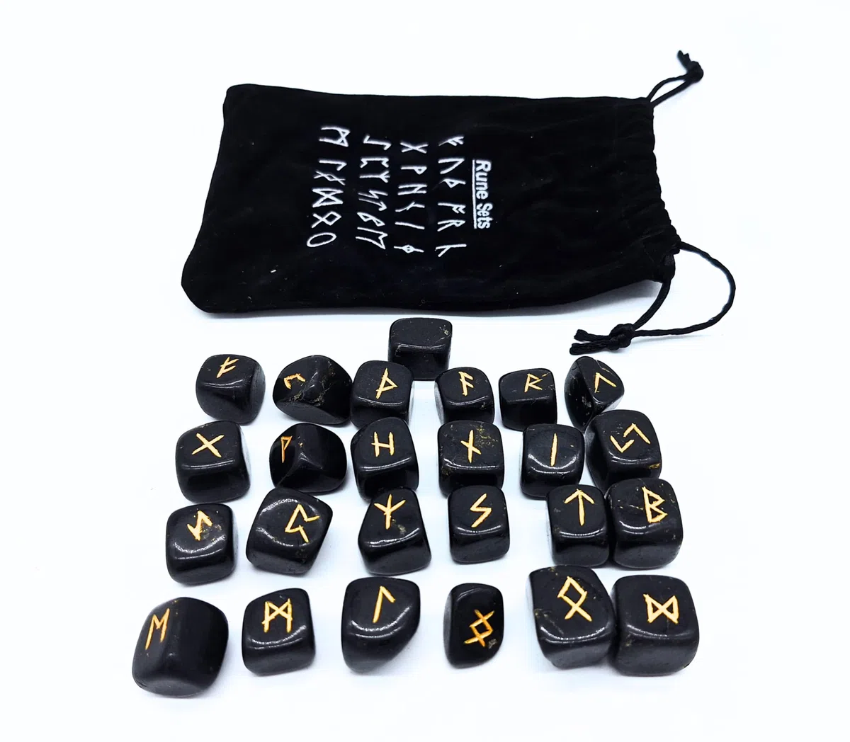 Set rune in tormalina nera – 25 gemme lucidate (circa 2 cm) con incisione dorata | Elder Futhark rune vichinghe con runa di Odin e sacchetto di velluto – esoterismo, divinazione, oracolo