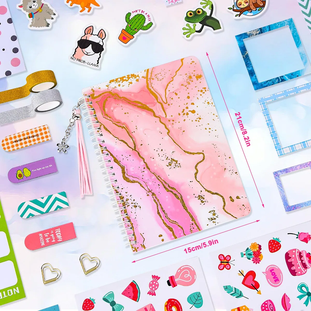 Herenear Set di Accessori per Scrapbook, 92 Pezzi DIY Scrapbooking Kit con Estetico Journaling A5, 8 Fogli di Adesivi Contiene Oltre 100+ Modelli, Scrapbooking kit Regalo per Ragazze Compleanni